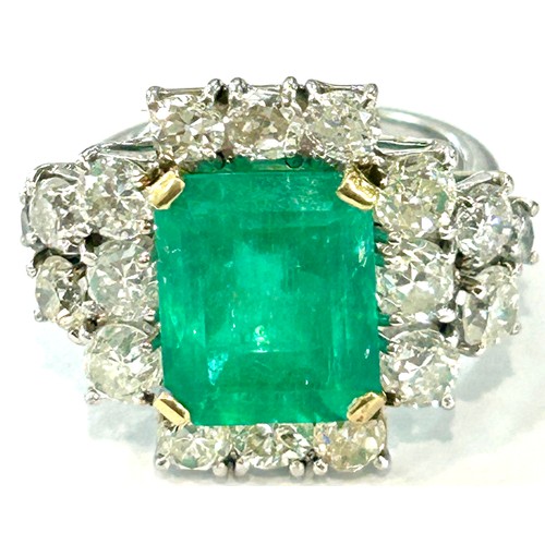 478 - Stunning ladies natural Beryl rectangular Emerald and diamond ring in a platinum setting. The emeral... 