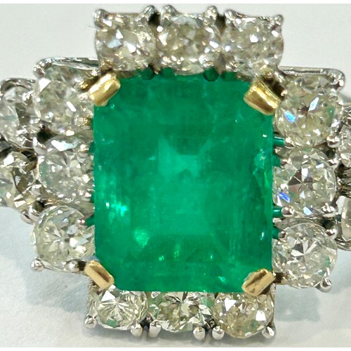 478 - Stunning ladies natural Beryl rectangular Emerald and diamond ring in a platinum setting. The emeral... 