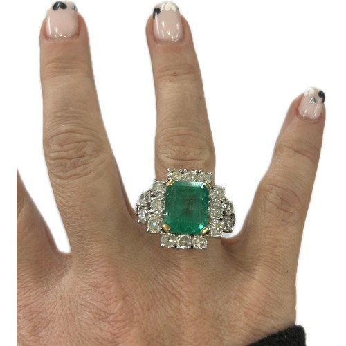 478 - Stunning ladies natural Beryl rectangular Emerald and diamond ring in a platinum setting. The emeral... 