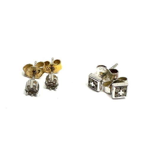 98 - 2x 9ct gold diamond earrings (1.2g)