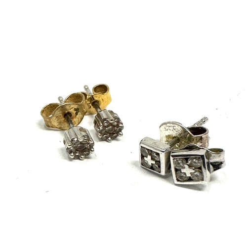 98 - 2x 9ct gold diamond earrings (1.2g)