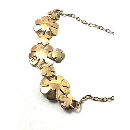 121 - 9ct gold floral bracelet (1.8g)