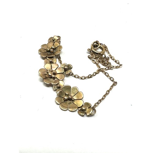 121 - 9ct gold floral bracelet (1.8g)