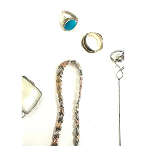 464 - Selection of silver jewellery