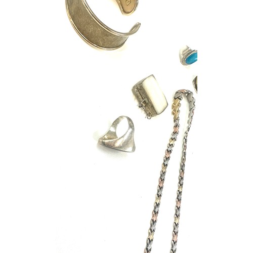 464 - Selection of silver jewellery