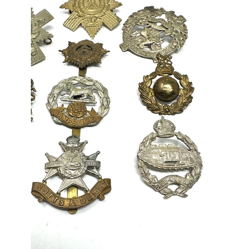 416 - 10 military cap badges inc liverpool scottish hampshire etc