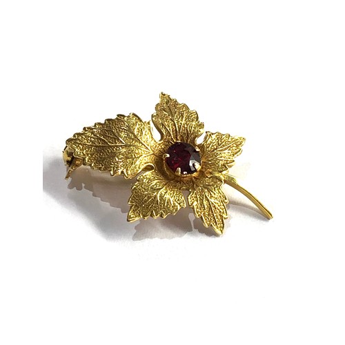 507 - 9ct gold garnet leaf brooch 2.4g