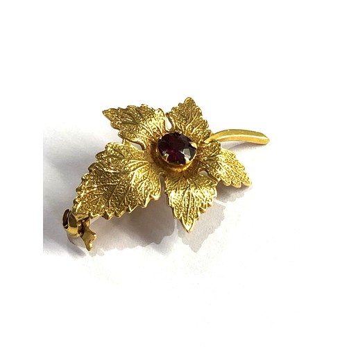 507 - 9ct gold garnet leaf brooch 2.4g