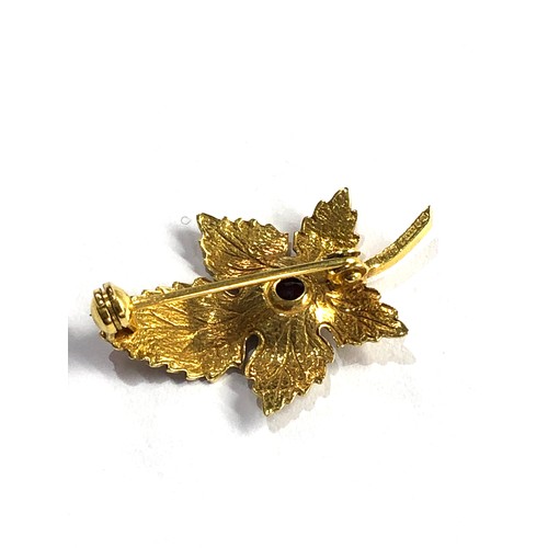 507 - 9ct gold garnet leaf brooch 2.4g