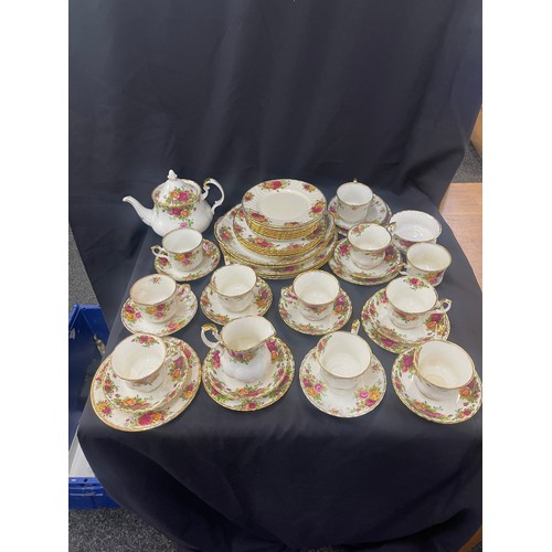 555 - Selection of Royal Albert Old Country rose pottery includes Tea pot, cups, saucers etc