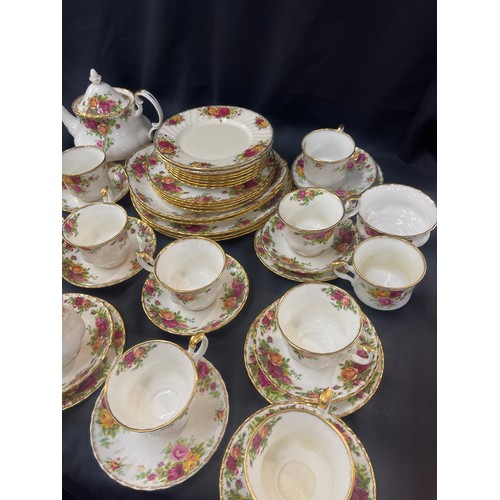 555 - Selection of Royal Albert Old Country rose pottery includes Tea pot, cups, saucers etc