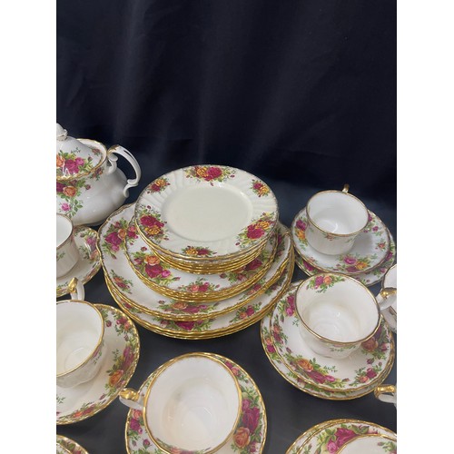 555 - Selection of Royal Albert Old Country rose pottery includes Tea pot, cups, saucers etc