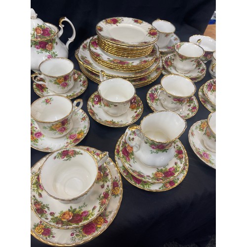 555 - Selection of Royal Albert Old Country rose pottery includes Tea pot, cups, saucers etc