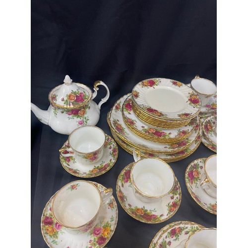 555 - Selection of Royal Albert Old Country rose pottery includes Tea pot, cups, saucers etc