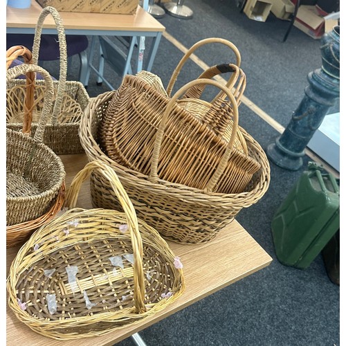 322 - Large selection of wicker baskets