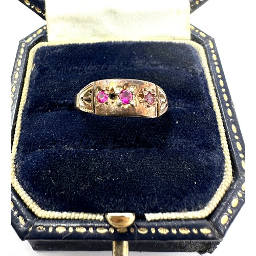 115 - 9ct gold antique ruby & synthetic ruby three stone ring (1.4g)