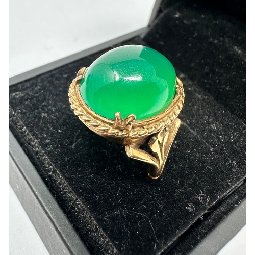 80 - 9ct gold Green Chrysoprase ring weight 5g