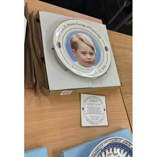 158 - Large selection of collectors plates includes Wedgwood, some boxed etc