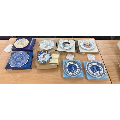 158 - Large selection of collectors plates includes Wedgwood, some boxed etc