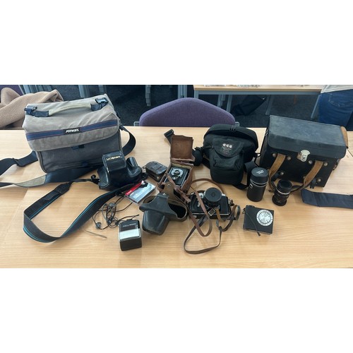 252 - Selection of vintage cameras and accessories to include a Zenit B and a Prinz Galaxy lens