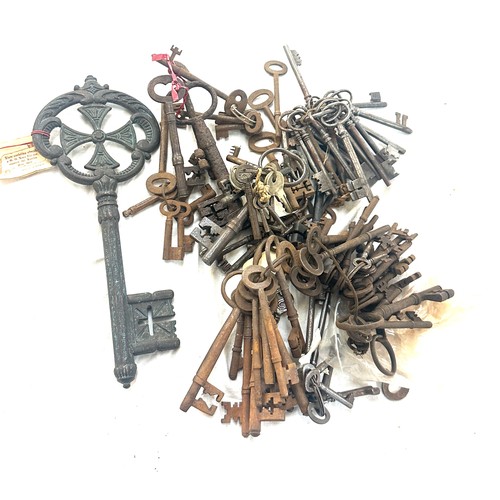 64 - Selection of vintage keys, various sizes