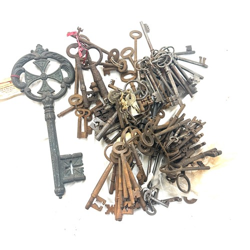 64 - Selection of vintage keys, various sizes