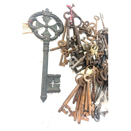 64 - Selection of vintage keys, various sizes