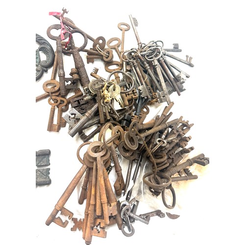 64 - Selection of vintage keys, various sizes