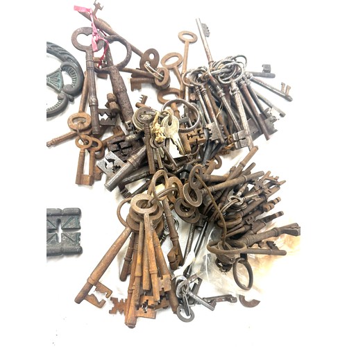 64 - Selection of vintage keys, various sizes