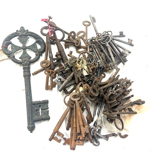 64 - Selection of vintage keys, various sizes