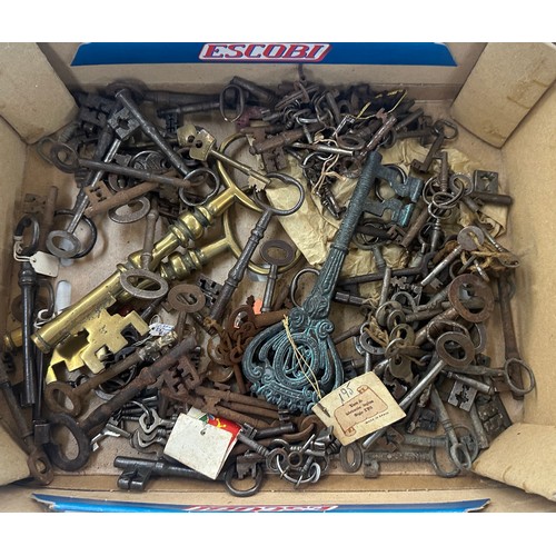 178 - Selection of vintage keys, various sizes