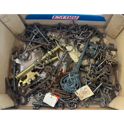 178 - Selection of vintage keys, various sizes