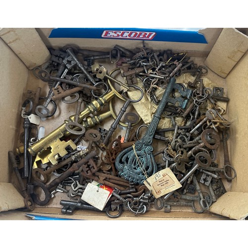 178 - Selection of vintage keys, various sizes