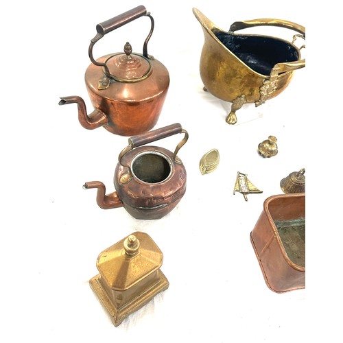 156 - Selection of vintage copper, brass and pewter to include copper kettles, tankards etcs