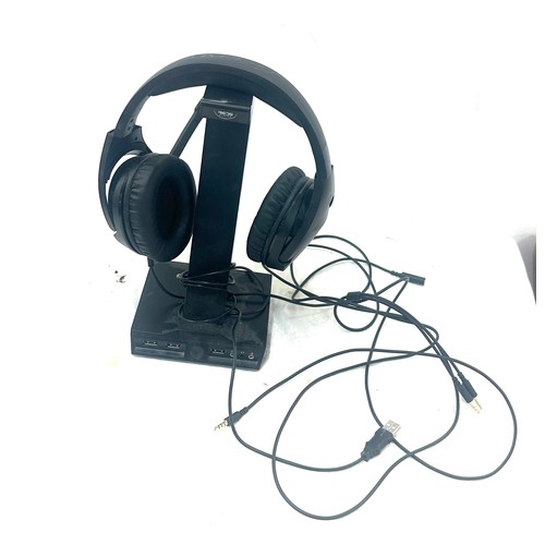 31 - kingston Hyper x headphones and stand