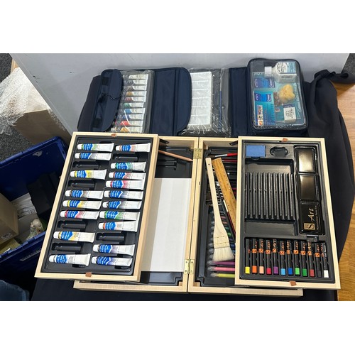 282 - Selection of artist items includes cased paint set etc