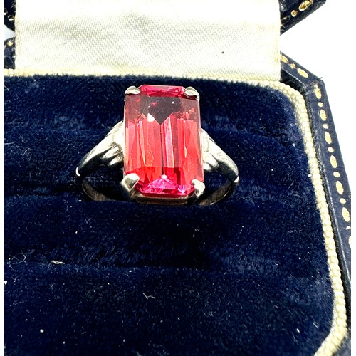 95 - 9ct gold red gemstone dress ring (2.7g)