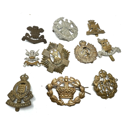 562 - 10 military cap badges