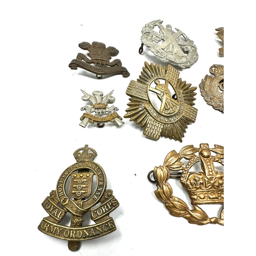 562 - 10 military cap badges