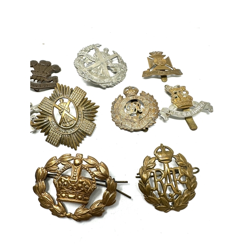 562 - 10 military cap badges