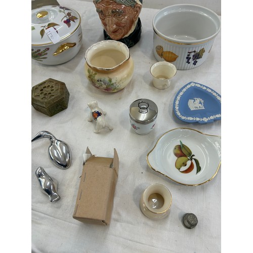 143 - Selection of miscellaneous pottery to include Royal Doulton Granny, Royal Worcester Evesham, Wedgwoo... 