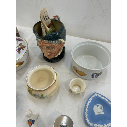 143 - Selection of miscellaneous pottery to include Royal Doulton Granny, Royal Worcester Evesham, Wedgwoo... 