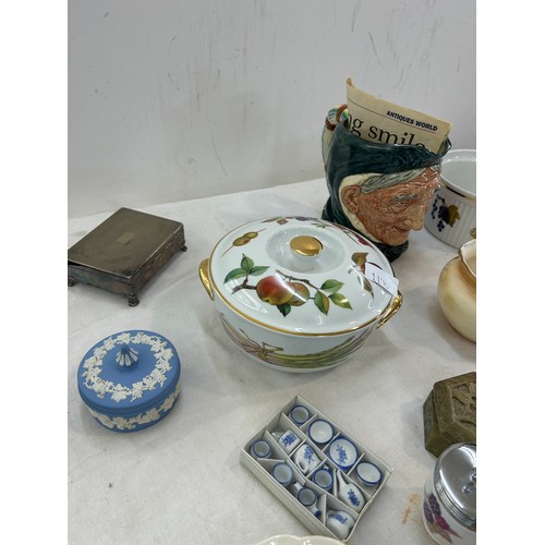 143 - Selection of miscellaneous pottery to include Royal Doulton Granny, Royal Worcester Evesham, Wedgwoo... 