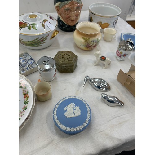 143 - Selection of miscellaneous pottery to include Royal Doulton Granny, Royal Worcester Evesham, Wedgwoo... 