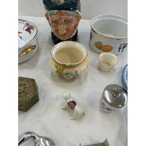 143 - Selection of miscellaneous pottery to include Royal Doulton Granny, Royal Worcester Evesham, Wedgwoo... 