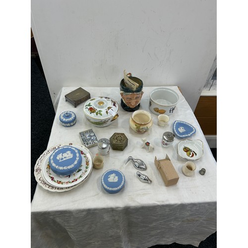 143 - Selection of miscellaneous pottery to include Royal Doulton Granny, Royal Worcester Evesham, Wedgwoo... 