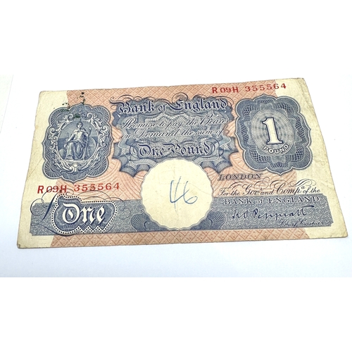 663 - 2 Banknotes United Kingdom 1 Pound King George V and St George & bank of england peppiatt one pound ... 