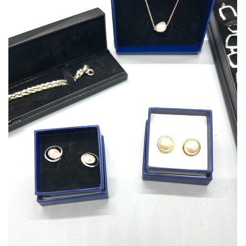 533 - Selection of Cathy Stevens ladies jewellery to include bracelet, necklace, earring sets