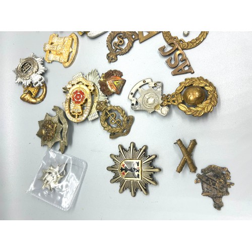 400 - Selection of vintage cap badges, to include military and police pieces