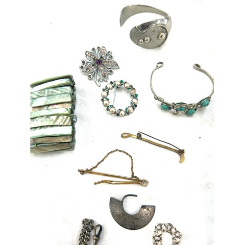 537 - Selection of vintage and later costume jewellery